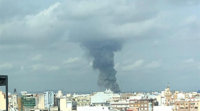 Incendio: Una gran columna de humo visible desde el centro de Valencia Incendio Aldaia visto desde Valencia-7Televalencia