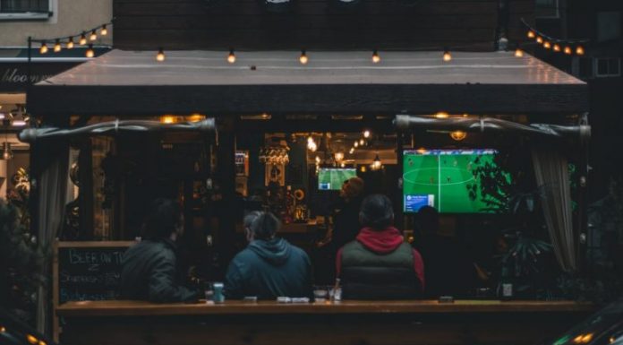 Los bares se convierten en los nuevos estadios de fútbol Los bares se convierten en los nuevos estadios de fútbol. el humificador