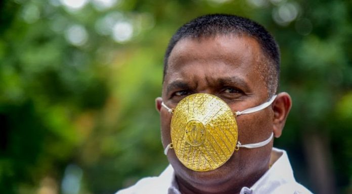 Un hombre fabrica una mascarilla de oro de alrededor de 3.400 euros mascarilla de oro