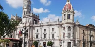 Un gran pabellón en la plaza del Ayuntamiento