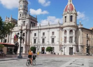 Un gran pabellón en la plaza del Ayuntamiento