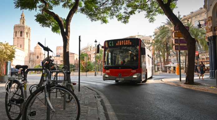 La EMT seguirá gratis para los jóvenes todo 2024 EMT prohibirá los patinetes eléctricos en sus autobuses