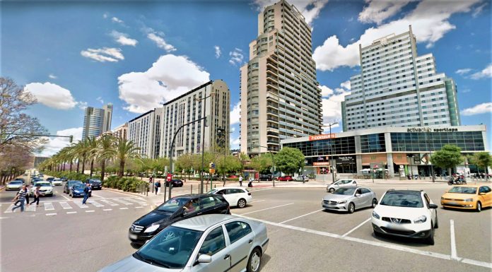 Detenen a una jove per circular a més de 115 km/h en una avinguda de València Detienen a una joven por circular a más de 115 km/h en una avenida de Valencia