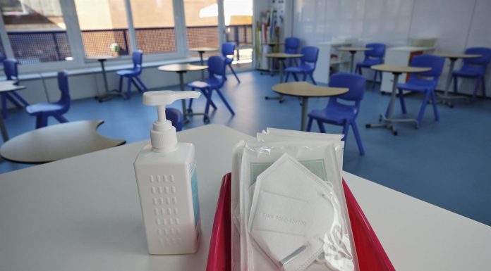 Confinen una classe de Primària després del contagi d’una alumna Confinan una clase de Primaria tras el contagio de una alumna
