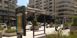El Ayuntamiento mantiene una parada de autobús en una plaza peatonalizada