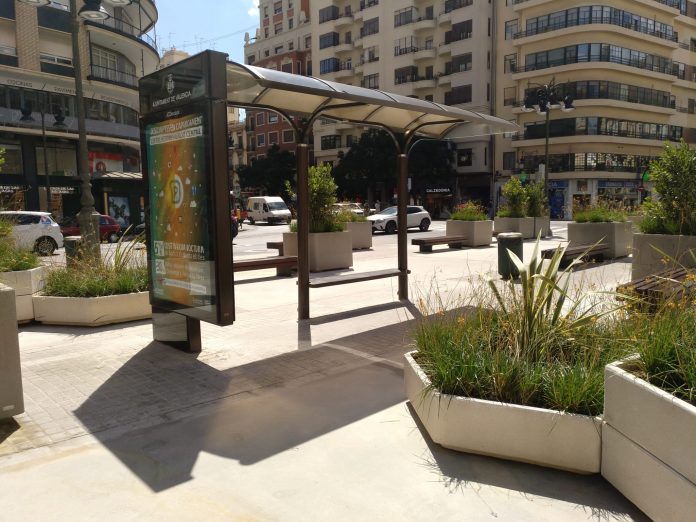 El Ayuntamiento mantiene una parada de autobús en una plaza peatonalizada