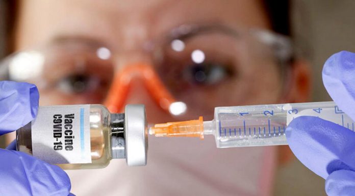 Astrazeneca i Oxford paralitzen els assajos de la vacuna contra el coronavirus Astrazeneca y Oxford paralizan los ensayos de la vacuna contra el coronavirus