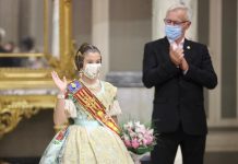 Revive el acto de imposición de bandas a la Fallera Mayor Infantil, Carla García