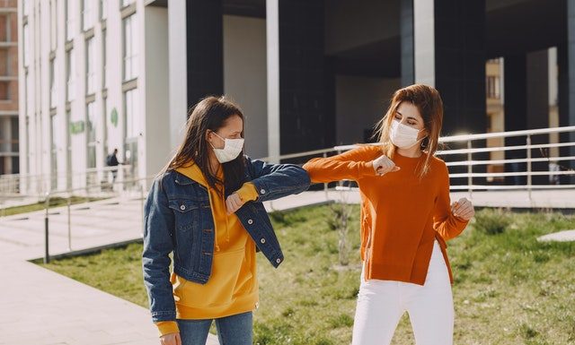 La OMS pide evitar el saludo con el codo y recomienda poner la mano en el corazón saludo con el codo