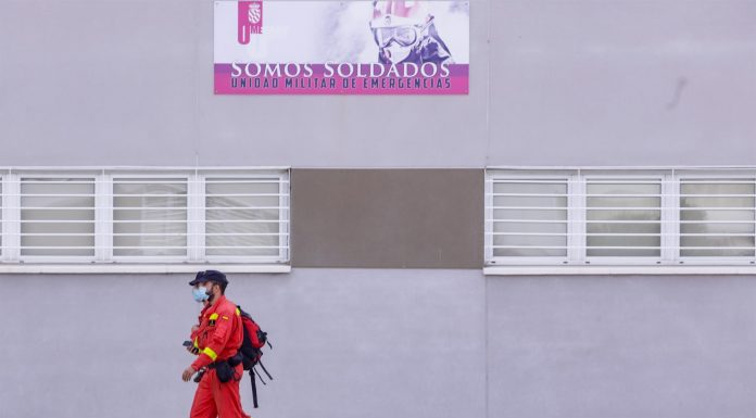 Els militars es preparen per a iniciar les tasques de rastreig a València Los militares se preparan para iniciar las tareas de rastreo en Valencia