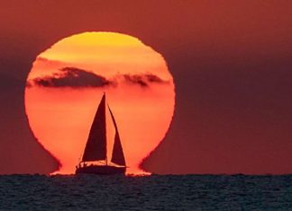 foto de un velero en la playa de Cullera