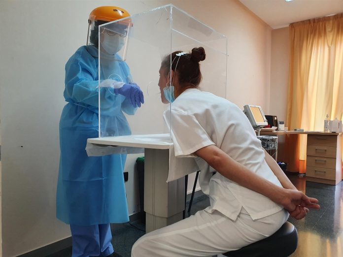 Sanidad limita los tests PCR a casos graves y grupos de riesgo