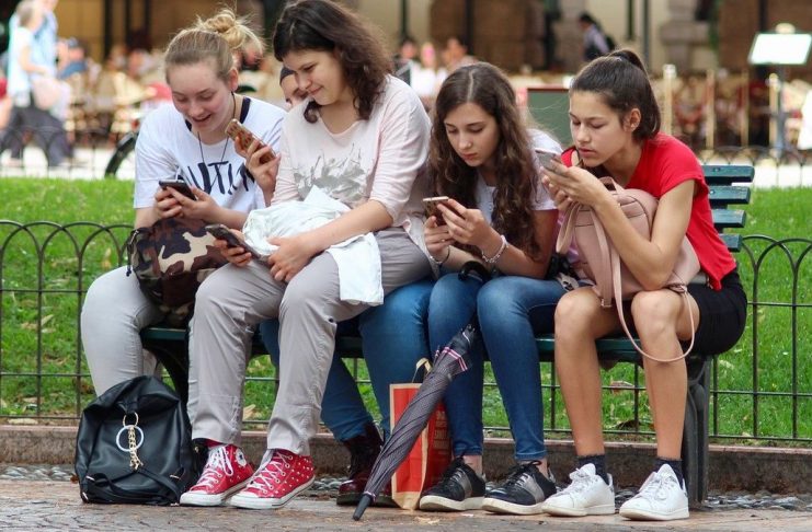Prohíben el uso de teléfonos móviles en colegios e institutos valencianos