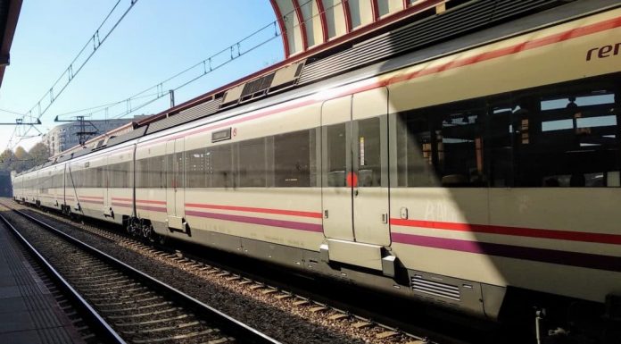 Una persona fallece tras ser arrollada por un tren cerca de la estación de Carcaixent Muere chico joven en Carcaixent tras ser arrollado por un tren de cercanías