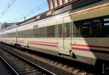 Dos jóvenes detenidos tras paralizar el servicio de Cercanías durante más de 86 horas Un policía salva a una mujer de ser arrollada por un tren en Xirivella