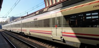 Un policía salva a una mujer de ser arrollada por un tren en Xirivella