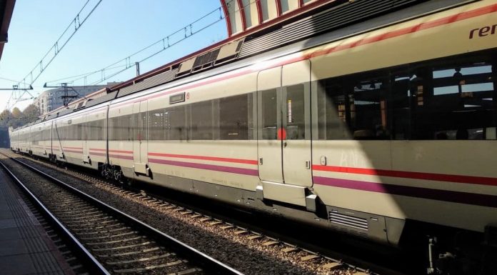 Un policía salva a una mujer de ser arrollada por un tren en Xirivella