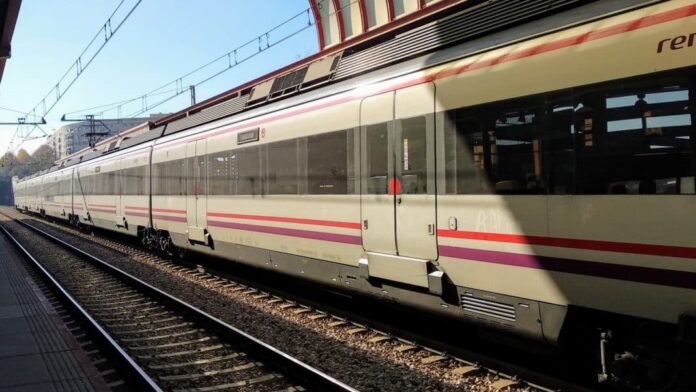 7televalencia-tren-cercanias Muere chico joven en Carcaixent tras ser arrollado por un tren de cercanías