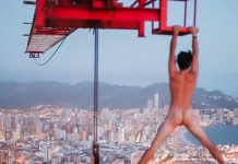 Un instagramer se cuelga desnudo en Benidorm de una grúa a casi 50 metros de altura cuelga desnudo de una grúa