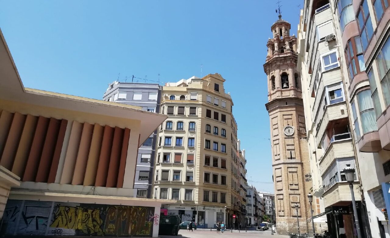 Violan a una vecina de Ruzafa al colarse por el balcón de su casa mientras dormía