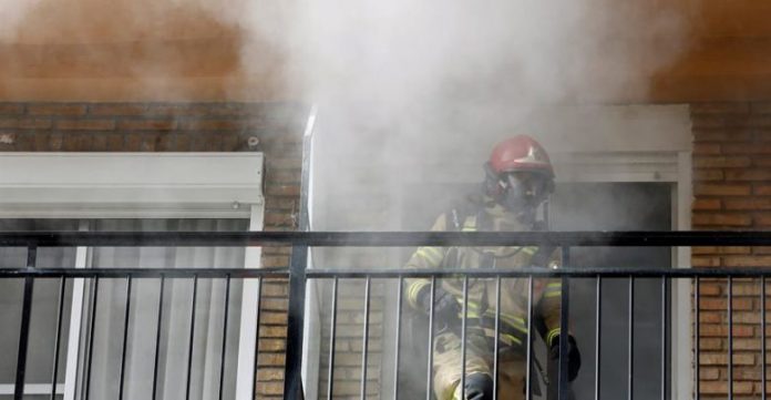 Imagen de archivo de un bombero trabajando en un incendio en Valencia. Juan Carlos Cárdenas EFE)