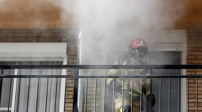 Imagen de archivo de un bombero trabajando en un incendio en Valencia. Juan Carlos Cárdenas EFE)
