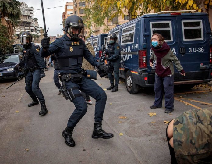 El desalojo de una alquería okupada acaba con una concentración antipolicial de medio millar de personas