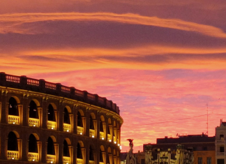 La Plaza de Toros de Valencia amanece con siete espejos instalados a su alrededor