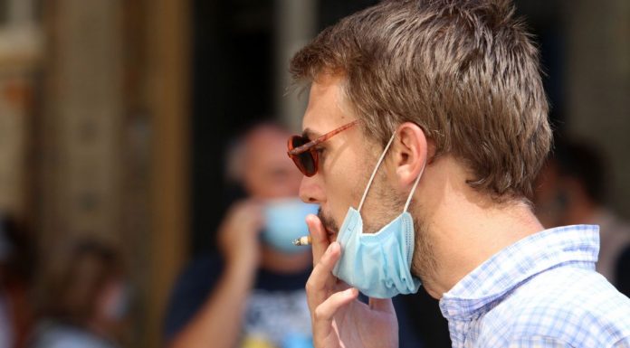 Valencia estudia prohibir fumar en terrazas, jardines y plazas Los bares y restaurantes podrían prohibir fumar en sus terrazas próximamente