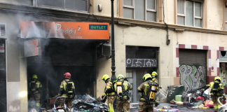 Un voraz incendio en el centro de Valencia calcina un local y deja dos heridos