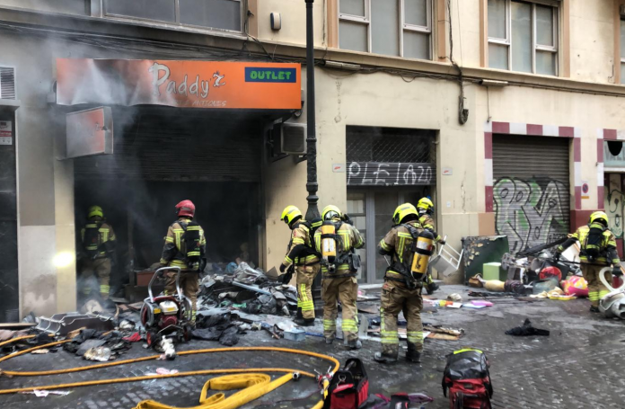Un voraz incendio en el centro de Valencia calcina un local y deja dos heridos