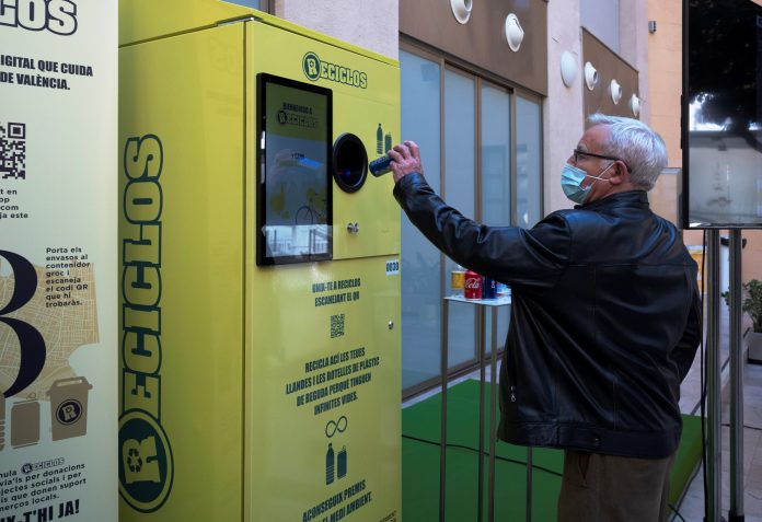 Valencia premiará a los ciudadanos que reciclen latas y botellas de plástico