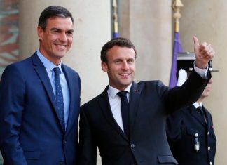 Emmanuel Macron y Pedro Sánchez en el Palacio del Elíseo, en París. / ASSOCIATED PRESS