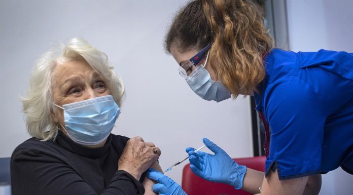 Comença la campanya de vacunació: claus per a rebre la immunitat contra el coronavirus La vacuna Pfizer causa las primeras reacciones adversas en Reino Unido