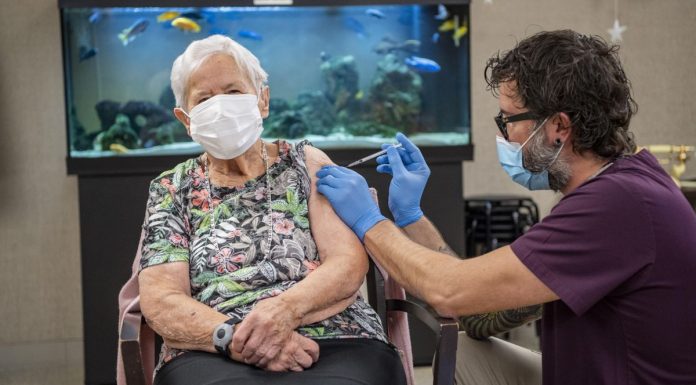 Empieza la campaña de vacunación contra la gripe y Covid-19 Estas son las 7 residencias valencianas donde arrancará la campaña de vacunación contra el coronavirus