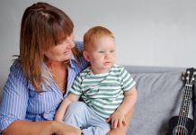 Una abuela decide cobrar a su hija por ciudar a su nieto porque no es una guardería abuela cobra por cuidar a su nieto