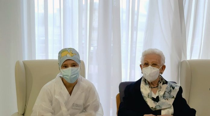 Araceli es la primera vacunada en España por Covid-19 Araceli es la primera vacunada