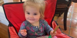 muere la niña al tragarse una pila