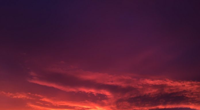 Impresionante candilazo en el cielo de Valencia