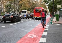 Empieza a funcionar el estrecho carril bici-bus de las Grandes Vías