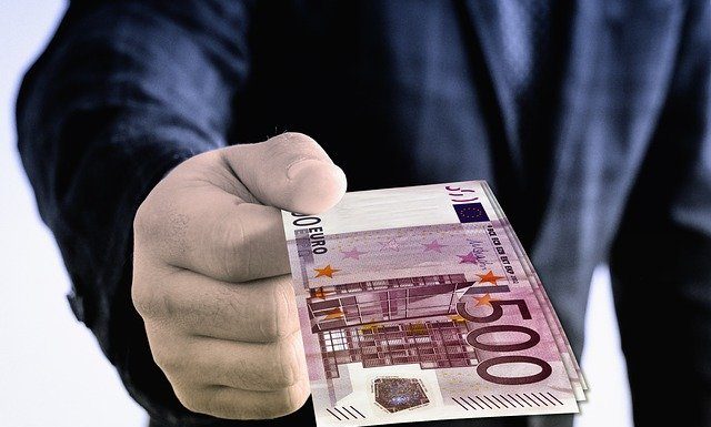 Ofrecen un empleo a cambio de pagar entre 5.000 y 15.000 euros pagar a cambio de un empleo
