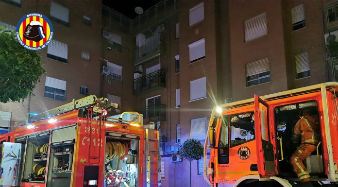 Un home salta des d’un quart pis per a fugir d’un incendi a Paiporta Un hombre salta desde un cuarto piso para huir de un incendio en Paiporta