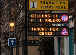 Cartel de información de tráfico informando sobre las obras en la avenida Peris i Valero de Valencia.