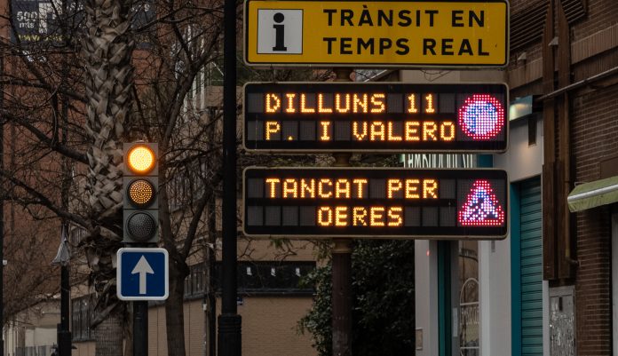 Cartel de información de tráfico informando sobre las obras en la avenida Peris i Valero de Valencia.