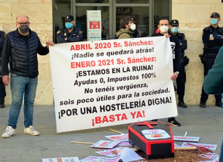 Los hosteleros montan una gran cacerolada ante la Generalitat Valenciana