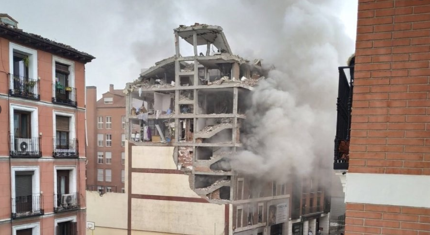 Una enorme explosión destroza un edificio en el centro de Madrid
