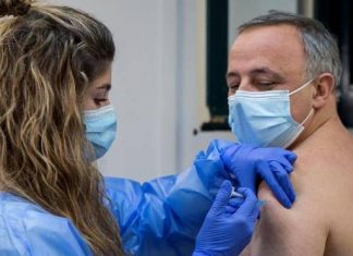 Un médico de Valencia relata su experiencia tras vacunarse contra el coronavirus: "Sólo duele el pinchazo"