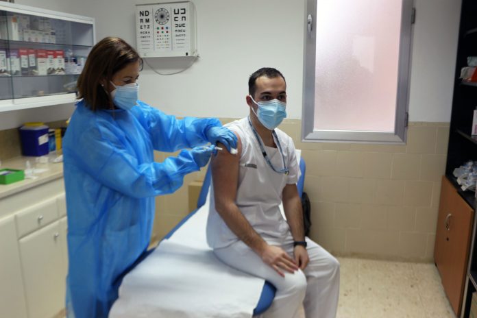 La Comunitat Valenciana inicia la vacunación del personal sanitario de primera línea