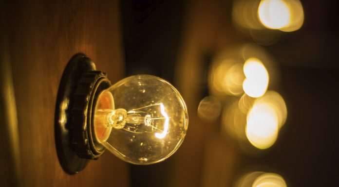 Cómo la factura de la luz condiciona la vida de quienes sufren pobreza energética precio de la luz o factura de la luz