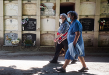 Una familia se queda sin entierro por falta de nichos en el cementerio